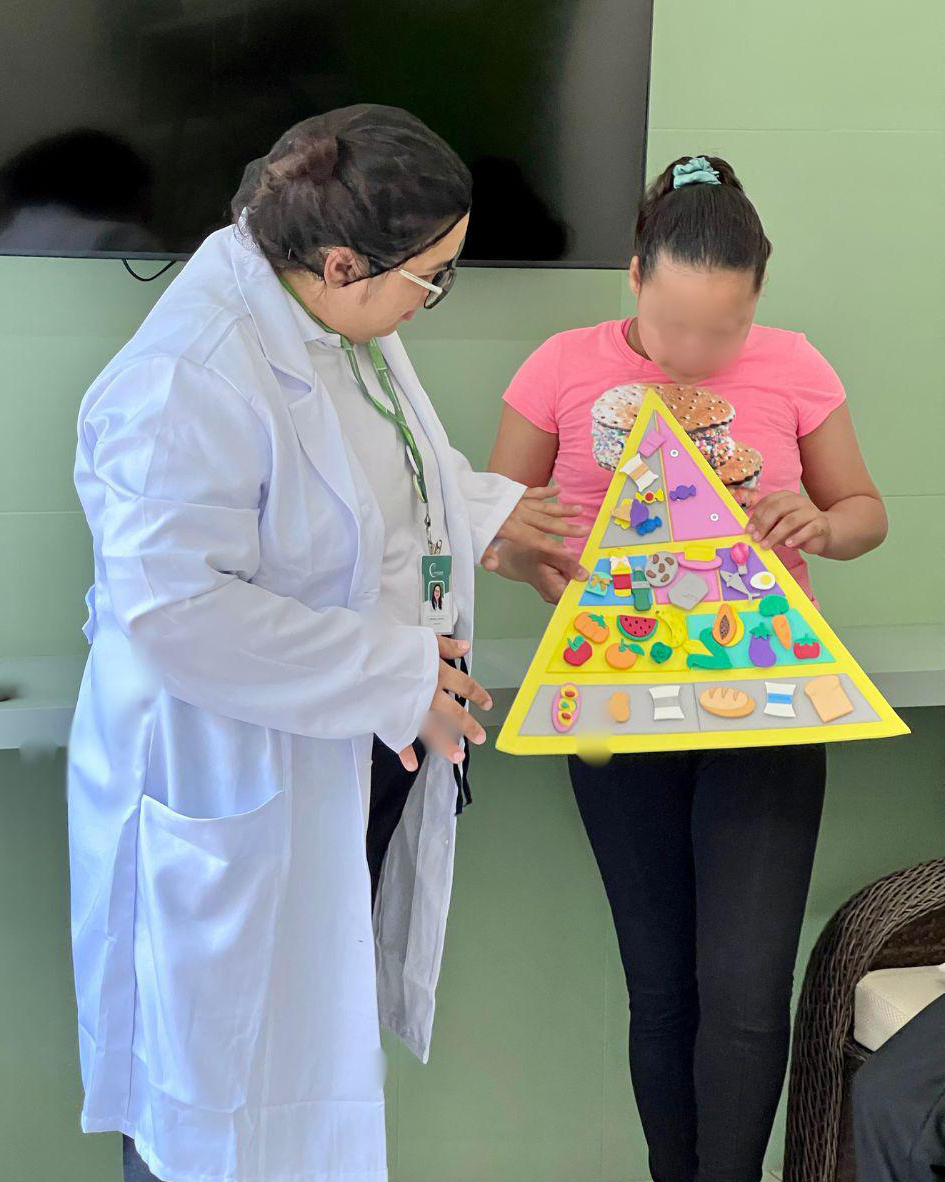 nutricionista cancian ensinando sobre piramide alimentar