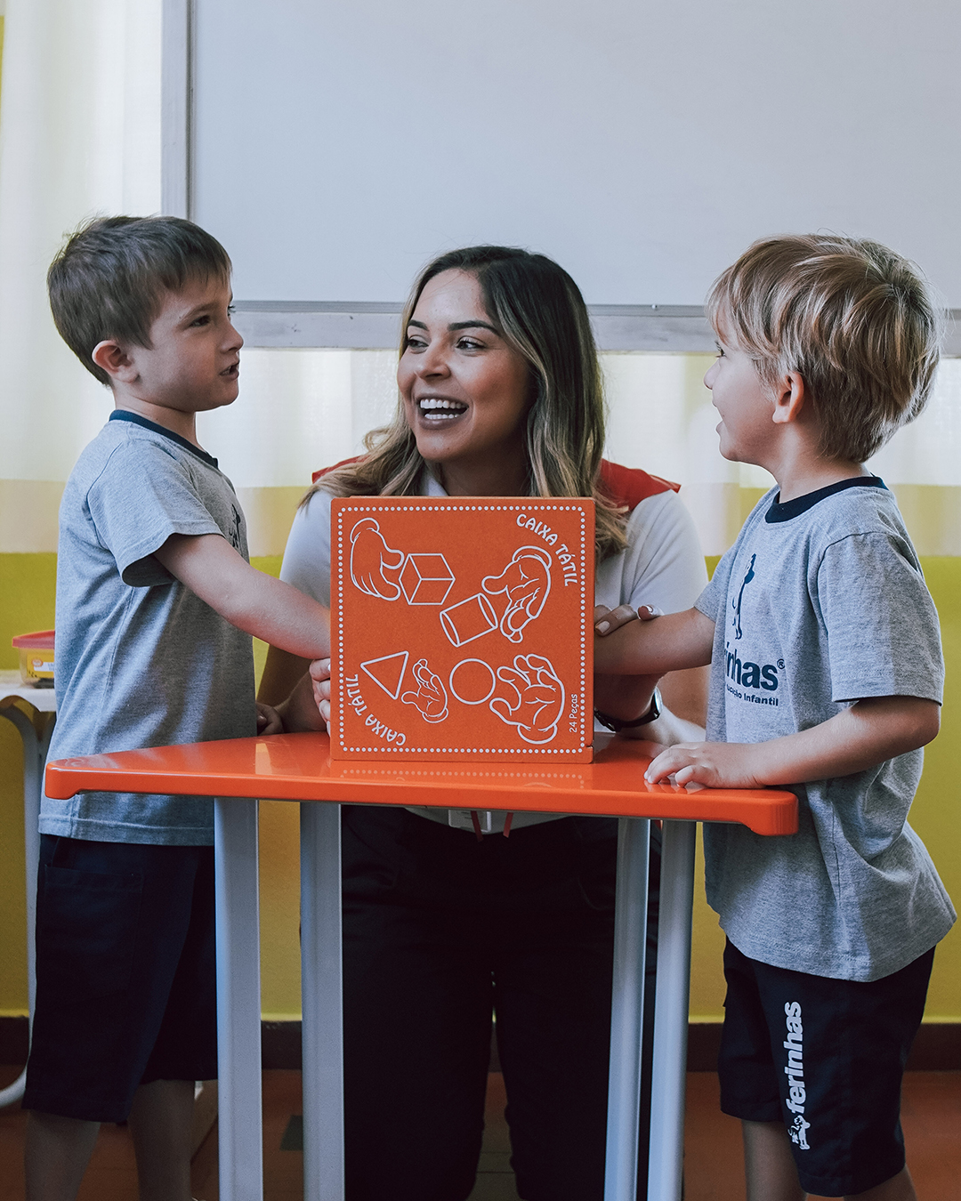 Nutricionista da Cancian em atividade prática com crianças em projeto Oficina Saudável