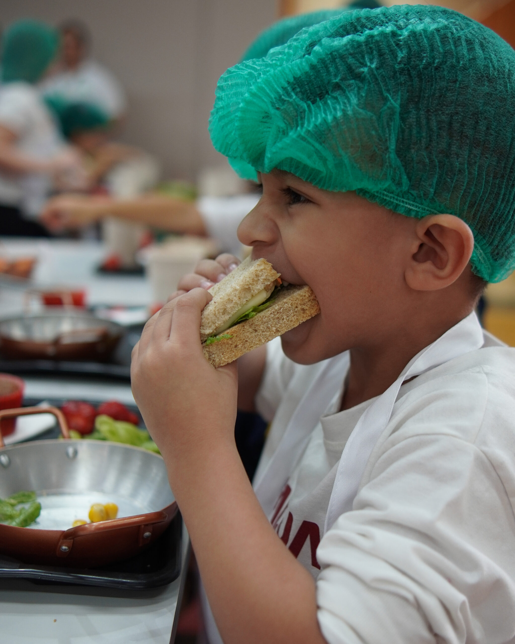 Criança comendo lanche saudavel em projeto social da Cancian Oficina Saudavel